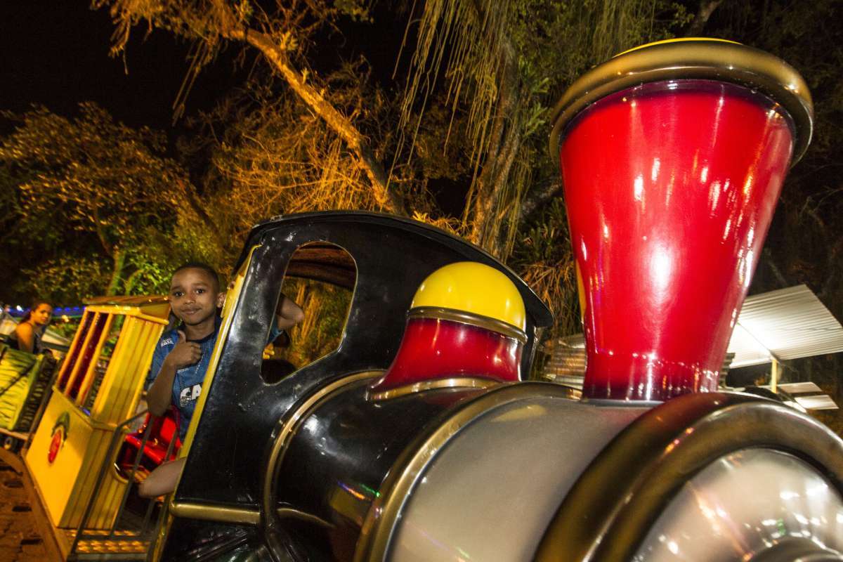 O parque fixo mais antigo do Rio de Janeiro, que fica aos pés da Igreja Nossa Senhora da Penha, atrai vizinhos e moradores de cidades distantes. Pais e filhos brincam nos mesmos brinquedos. E o Interprise é o mais radical, alcançando a altura de 4 metros
- fotos Marcio Mercante / Agencia O DIa