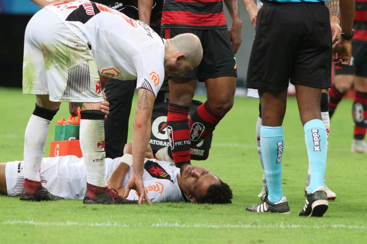 Memes bombam após jogadores de Flamengo e Vasco ajudarem a empurrar  ambulância