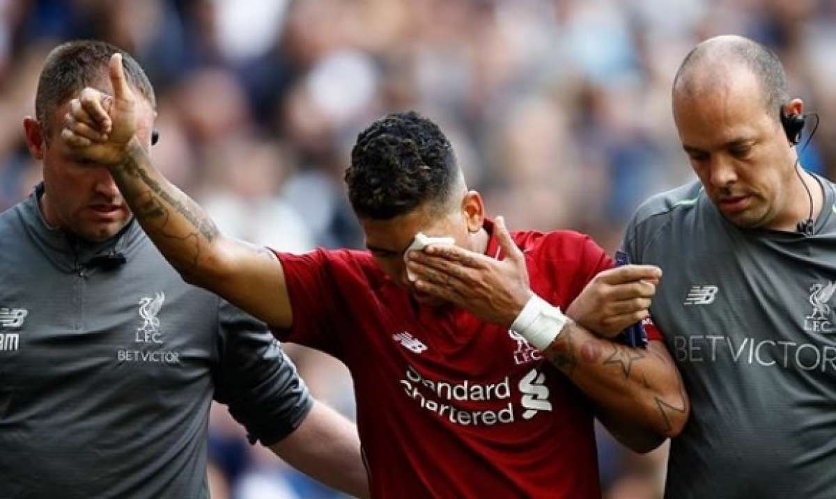 Firmino levou uma dedada no olho e preocupa o Liverpool