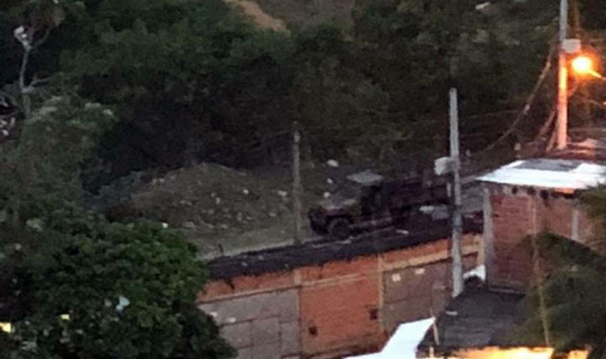 Carro do Exército em comunidade