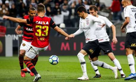 Corinthians vira sobre o Sport e sobe para oitavo lugar no Brasileirão