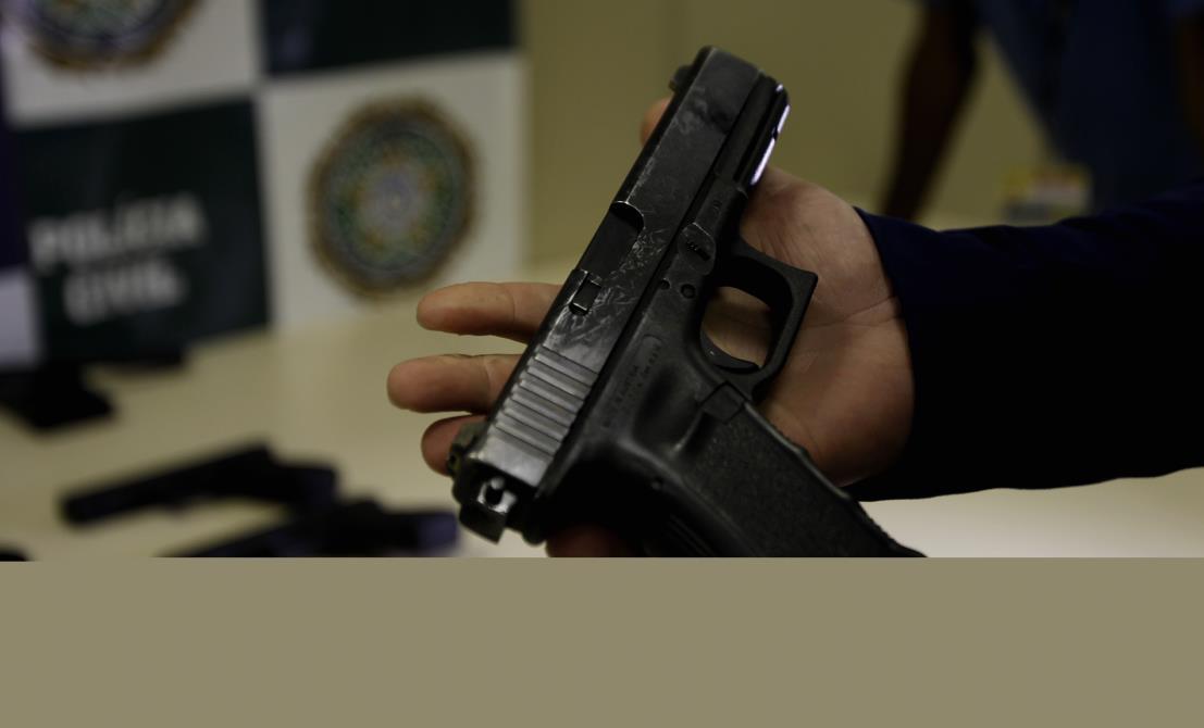 0peração da Delegacia Desarme com Apoio da Policia Rodoviaria Federal Apreenderam 16 pistolas com kit rajada ,29 carregadores e um Fuzil e prenderam Wagner Frederico Pini 48, a prisão foi em Seropedica na Baixada Fluminense,
Foto Severino Silva Agencia O Dia