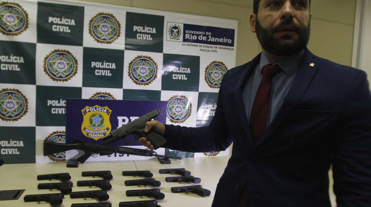 0peração da Delegacia Desarme com Apoio da Policia Rodoviaria Federal Apreenderam 16 pistolas com kit rajada ,29 carregadores e um Fuzil e prenderam Wagner Frederico Pini 48, a prisão foi em Seropedica na Baixada Fluminense, Delegado assistente André Leiras
Foto Severino Silva Agencia O Dia