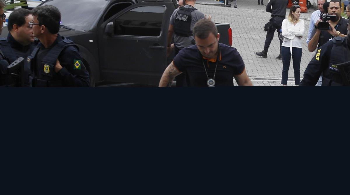 0peração da Delegacia Desarme com Apoio da Policia Rodoviaria Federal Apreenderam 16 pistolas com kit rajada ,29 carregadores e um Fuzil e prenderam Wagner Frederico Pini 48, a prisão foi em Seropedica na Baixada Fluminense,
Foto Severino Silva Agencia O Dia