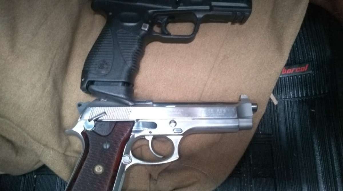 Armas, entre outros materiais da PM, foram apreendidas com bando de milicianos do qual faziam parte dois PMs. - Whatsapp O DIA