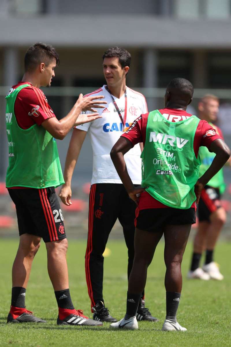 Mauricio Barbieri comanda treino do Flamengo no Ninho do Urubu