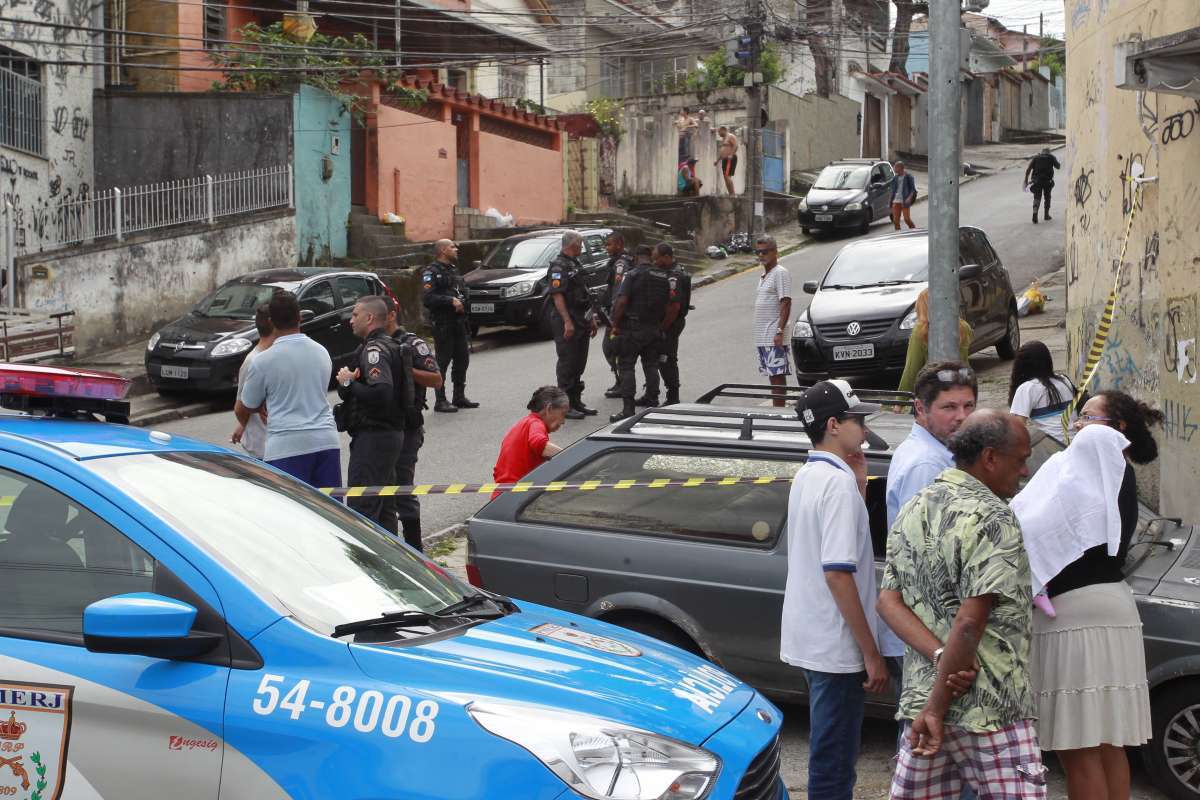 2018-09-17- FAMILIARES AO FUNDO CHORANDO -Tiroteio em Quintino, Rua Jo&atilde;o Barbalho, pr&oacute;ximo a Rua Clarimundo de Melo ,deixa 2 mortos e 1 ferido (morador atingido no bra&ccedil;o). Um morador  informou que &eacute; guerra entre a mil&iacute;cia e traficantes da regi&atilde;o. Foto de Ma&iacute;ra Coelho / Ag&ecirc;ncia O Dia. Pol&iacute;cia, Tiro, Bala, perdida, Morte, Trafico, Mil&iacute;cia
