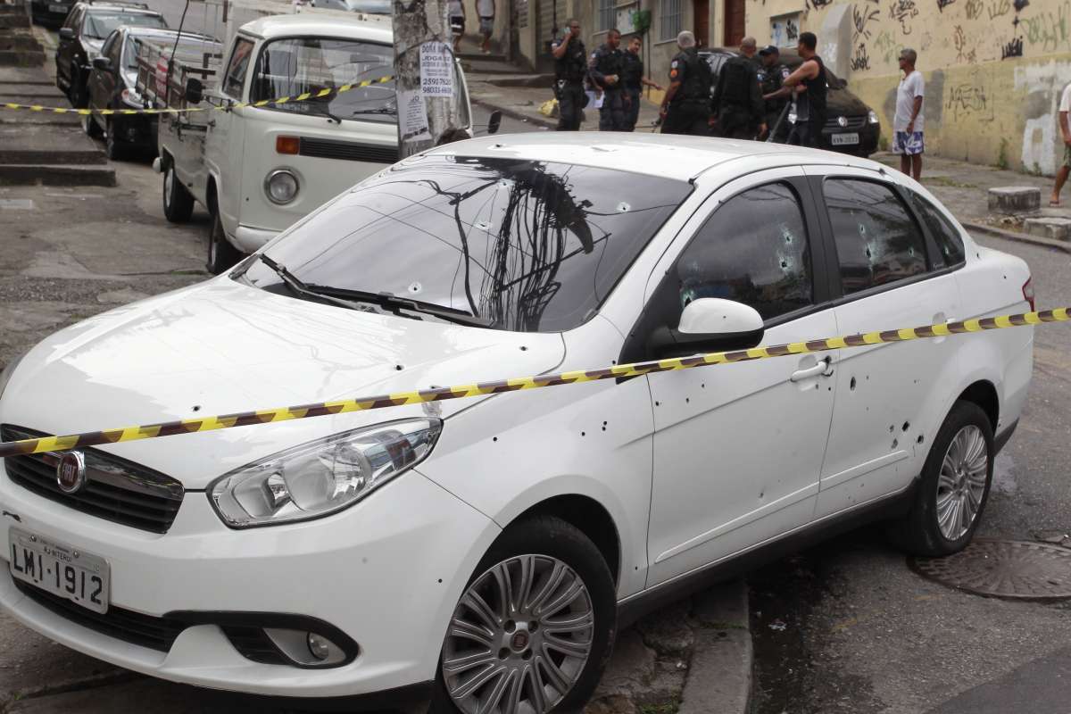 O carro onde estavam as vítimas ficou com dezenas de marcas de tiros - Maíra Coelho