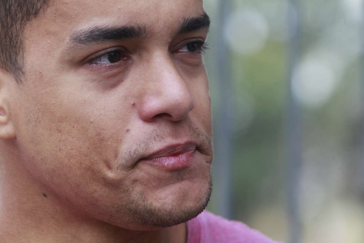 2018-09-17- Andre Felipe, 30 anos, supervisor (blusa rosa), irmao de Daniel Delfino, 27 anos, morto por bala perdida na Rua Francisco Portela, Guadalupe, comparece ao IML, Instituto Médico Legal. Foto de Maíra Coelho / Agência O Dia. Polícia, Tiro, Bala, perdida, Morte,