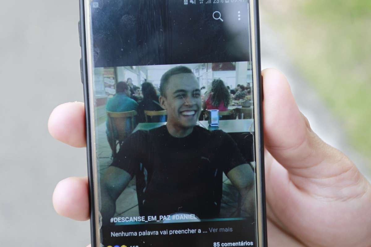 2018-09-17- Andre Felipe, 30 anos, supervisor (blusa rosa), irmao de Daniel Delfino, 27 anos, morto por bala perdida na Rua Francisco Portela, Guadalupe, comparece ao IML, Instituto Médico Legal. Foto de Maíra Coelho / Agência O Dia. Polícia, Tiro, Bala, perdida, Morte,