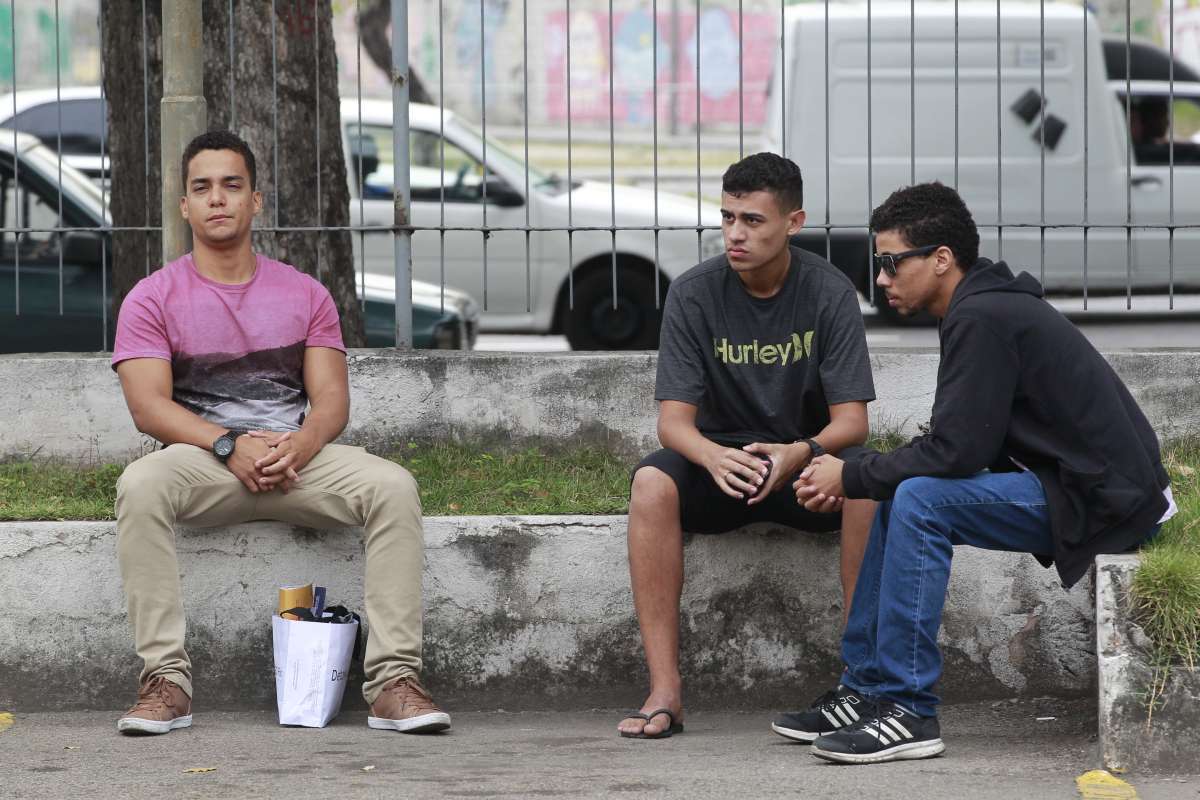 2018-09-17- Andre Felipe, 30 anos, supervisor (blusa rosa), irmao de Daniel Delfino, 27 anos, morto por bala perdida na Rua Francisco Portela, Guadalupe, comparece ao IML, Instituto Médico Legal. Foto de Maíra Coelho / Agência O Dia. Polícia, Tiro, Bala, perdida, Morte,
