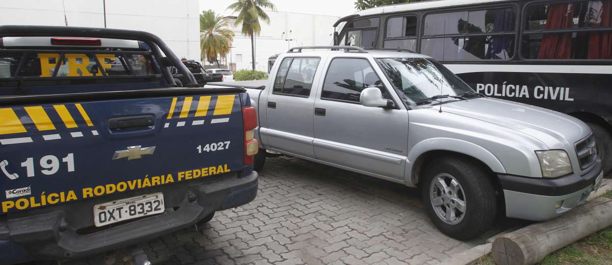0peração da Delegacia Desarme com Apoio da Policia Rodoviaria Federal Apreenderam 16 pistolas com kit rajada ,29 carregadores e um Fuzil e prenderam Wagner Frederico Pini 48, a prisão foi em Seropedica na Baixada Fluminense, carro usado pelo preso
Foto Severino Silva Agencia O Dia