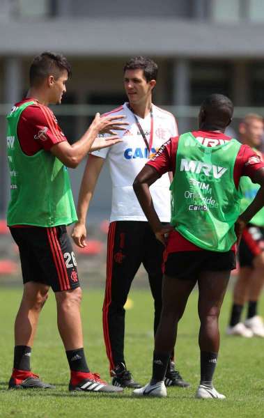Barbieri comanda treino no Ninho do Urubu: situação bem complicada - GILVAN DE SOUZA / FLAMENGO