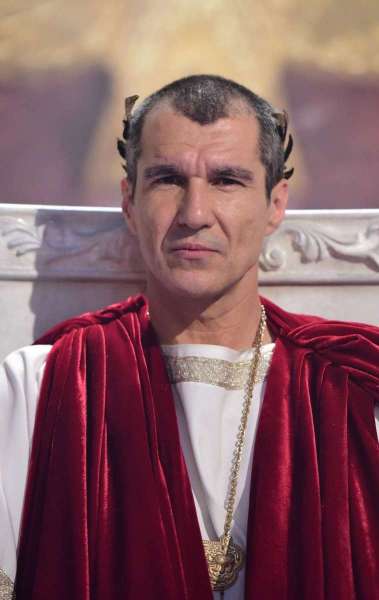 Nicola Siri caracterizado do personagem Pôncio Pilatos.

 


