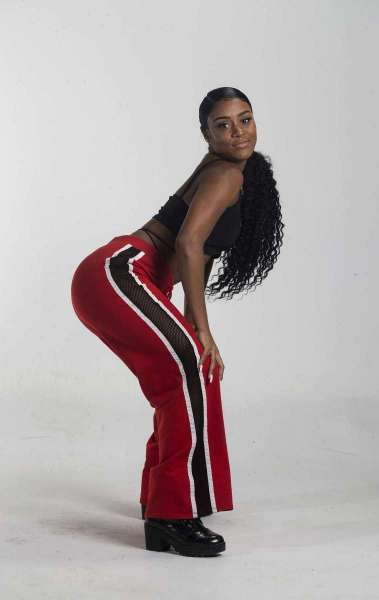 Meia Hora - Ensaio fotográfico, entrevista e visita da MC Rebecca na redação do Jornal Meia Hora e O Dia.  Rainha das Passistas do Salgueiro, agora ela se lança como Mc e já comemora o sucesso de ?Cai de Boca no Meu Bucetão? em bailes e comunidades no Rio de Janeiro. Foto: Daniel Castelo Branco / Agência O Dia