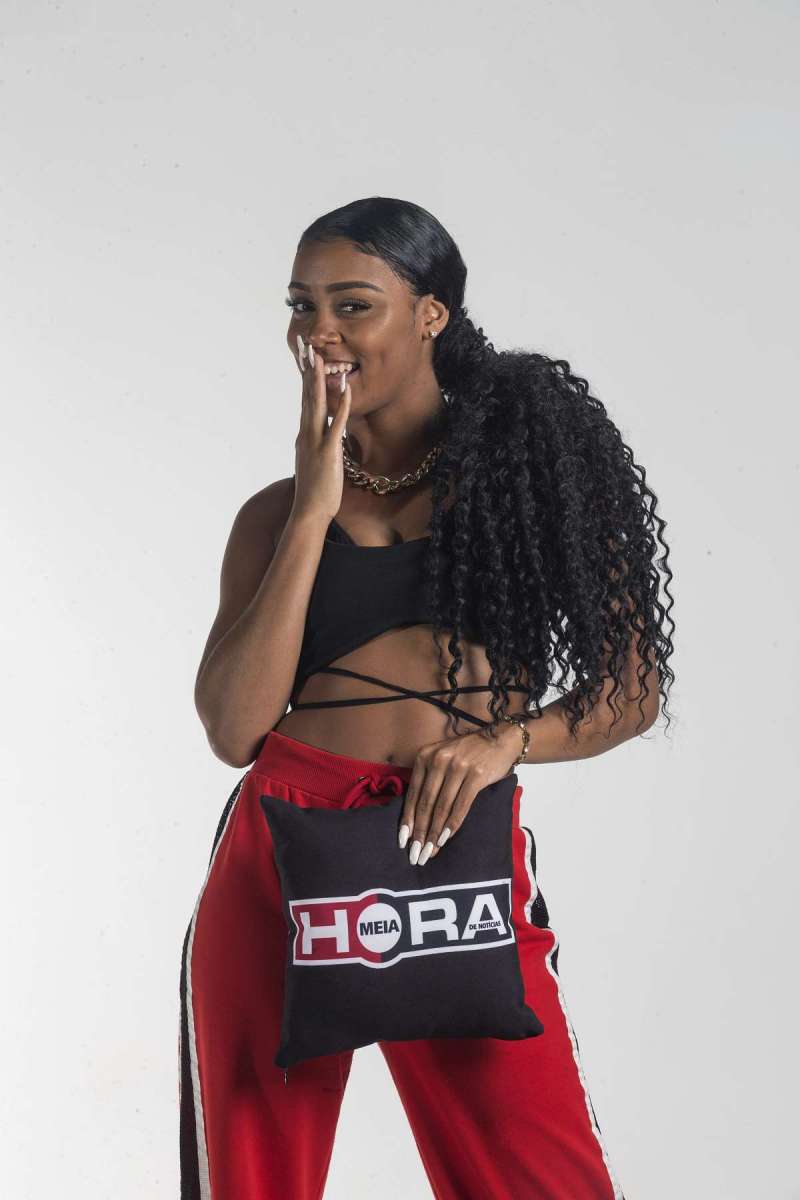 Meia Hora - Ensaio fotogr&aacute;fico, entrevista e visita da MC Rebecca na reda&ccedil;&atilde;o do Jornal Meia Hora e O Dia.  Rainha das Passistas do Salgueiro, agora ela se lan&ccedil;a como Mc e j&aacute; comemora o sucesso de ?Cai de Boca no Meu Bucet&atilde;o? em bailes e comunidades no Rio de Janeiro. Foto: Daniel Castelo Branco / Ag&ecirc;ncia O Dia