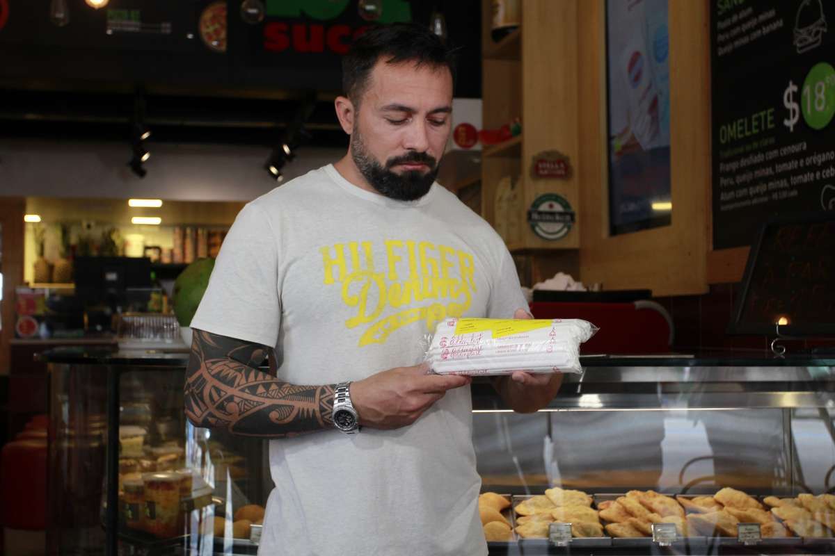 18/09/18- VIGILÂNCIA SANITÁRIA começa a multar bares, restaurantes e ambulantes com canudos plásticos. Na Foto: cliente tomando suco com canudo de plástico no BT Sucos foi multado em R$1650,00 . O proprietário adquiriu o canudo da marca Goldenplast que está sendo vendido como biodegradável pelos fornecedores. Foto de Maíra Coelho / Agência O Dia. Cidade,Saúde, Sustentabilidade, Economia, Canudo, Goldenplast, Errado, Multa, Autuado, Prefeitura,Papelão, Papel, Fiscalização,