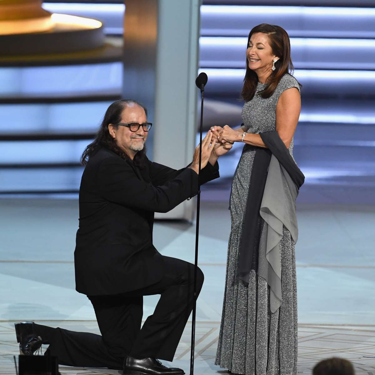 Glenn Weiss pediu a namorada, Jan Svendsen, em casamento no palco da premiação