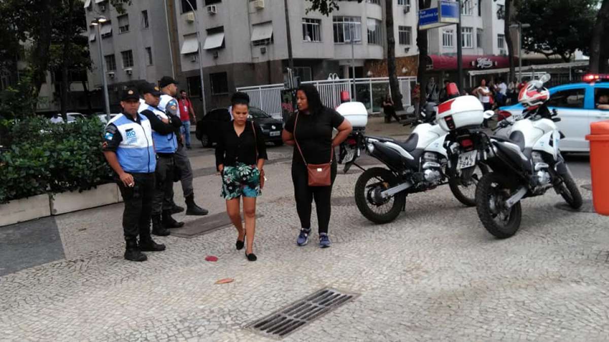 Moradores do Chapéu-Mangueira fazem manifestação após morador ser morto pela PM