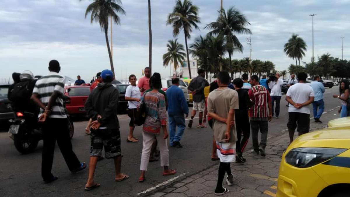 Moradores do Chapéu-Mangueira fazem manifestação após morador ser morto pela PM