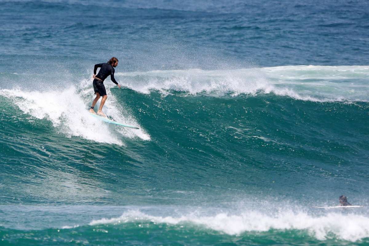Rafael Vitti surfa na Praia da Macumba, na Zona Oeste do Rio, nesta terça-feira
