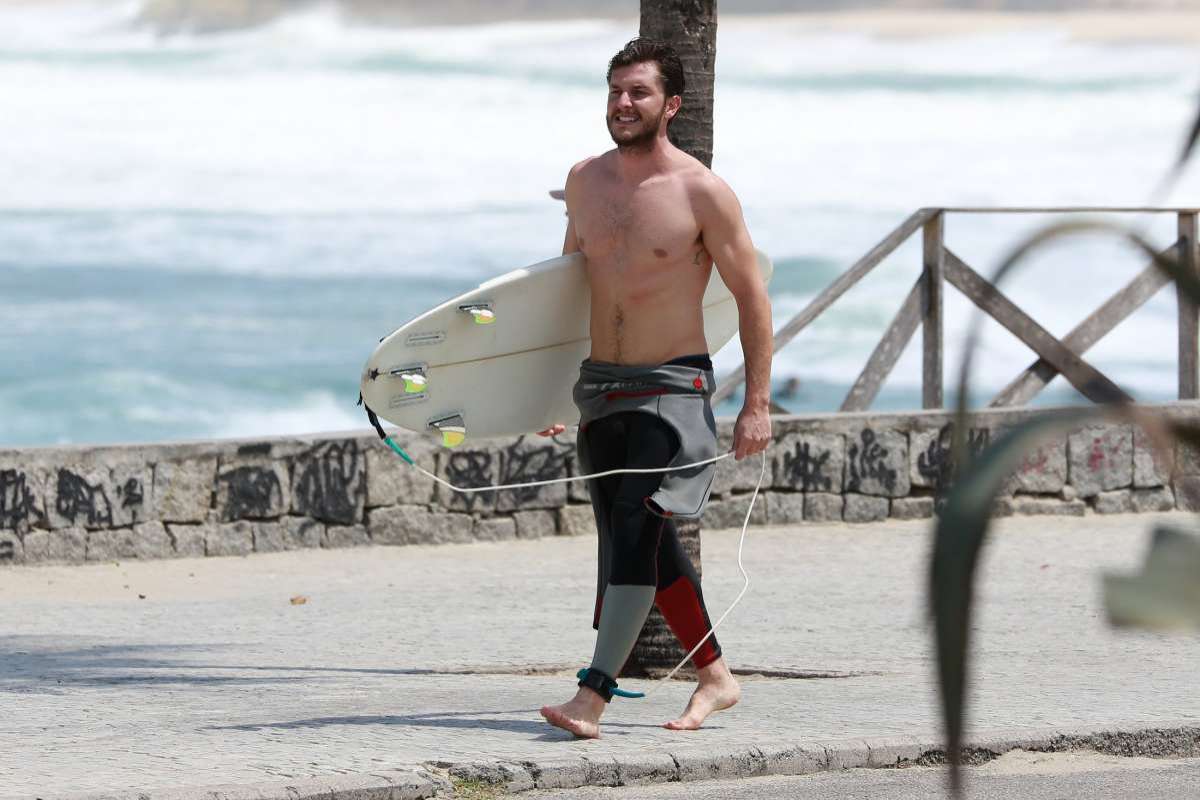 Rafael Vitti surfa na Praia da Macumba, na Zona Oeste do Rio, nesta terça-feira