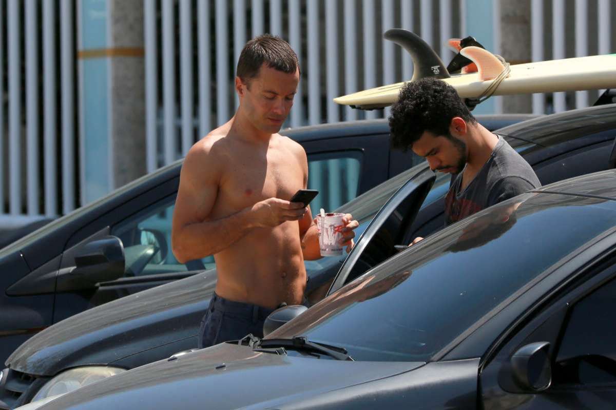 Rafael Vitti surfa na Praia da Macumba, na Zona Oeste do Rio, nesta terça-feira