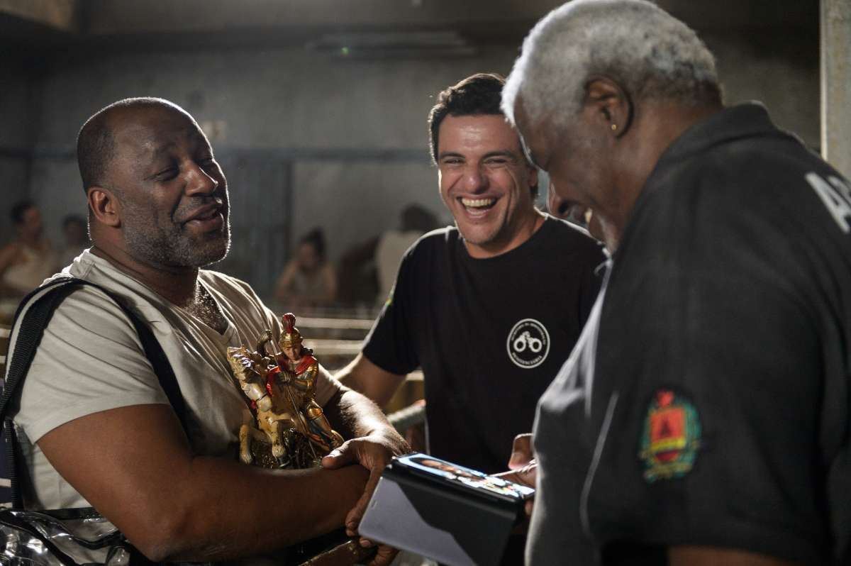 Rodrigo Lombardi, Aílton Graça e Tony Tornado nos bastidores da série Carcereiros.

 