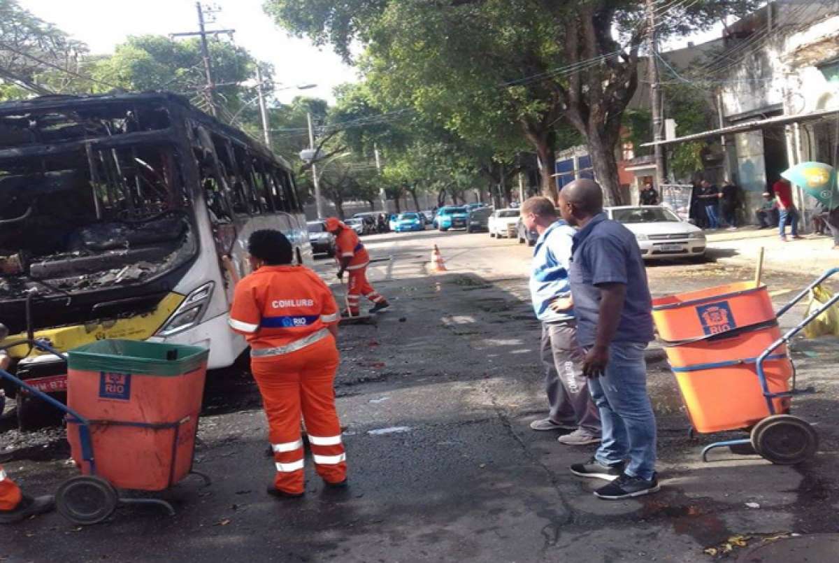 Ônibus da linha 472 foi incendiado em Triagem
