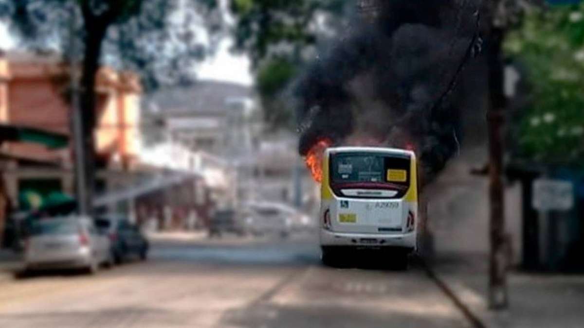 Suspeito é morto em tiroteio em Triagem e grupo incendeia ônibus