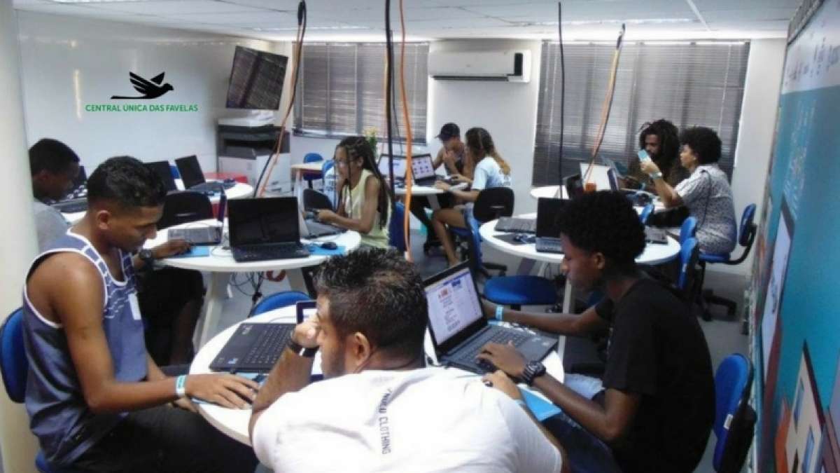 Objetivo dessas iniciativas é transformar a vida de pessoas com o auxílio da capacitação em tecnologia digital. Ideia é auxiliar a inserir alunos no mercado de trabalho - Divulgação