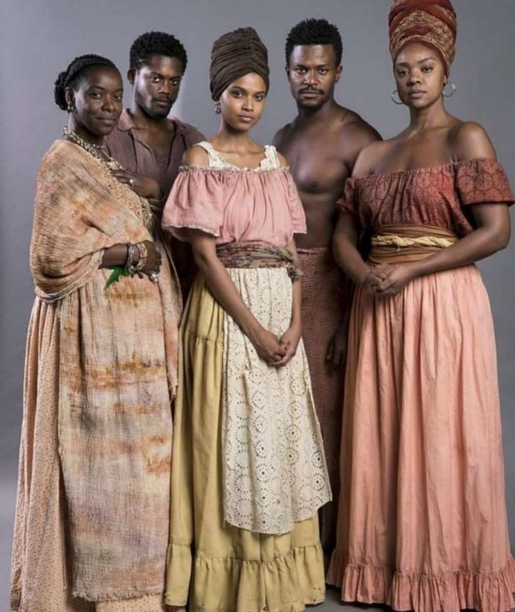 Cairu (Cris Vianna) entre os ex-escravos de 'O Tempo Não Para'