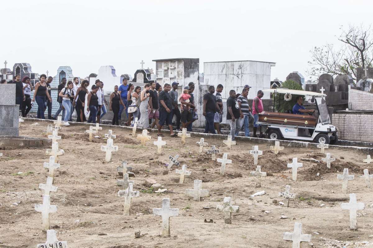 Enterro do garcom morto na comunidade Chapeu Mangueira, Rodrigo Alexandre da Silva Serrano, no cemiterio de Iraja. Rj, 19 de setembro.