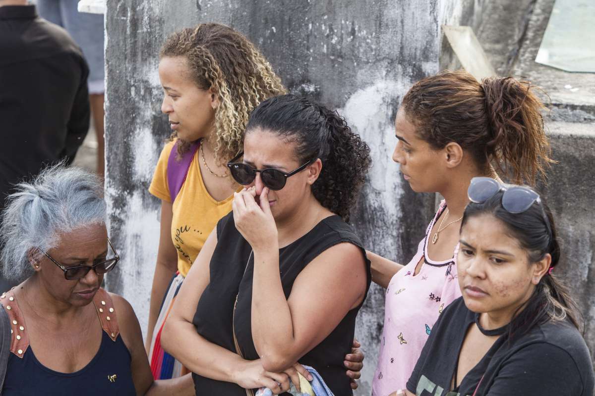 Enterro do garcom morto na comunidade Chapeu Mangueira, Rodrigo Alexandre da Silva Serrano, no cemiterio de Iraja. Rj, 19 de setembro.