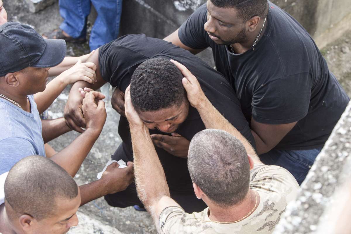 Enterro do garcom morto na comunidade Chapeu Mangueira, Rodrigo Alexandre da Silva Serrano, no cemiterio de Iraja. Rj, 19 de setembro.