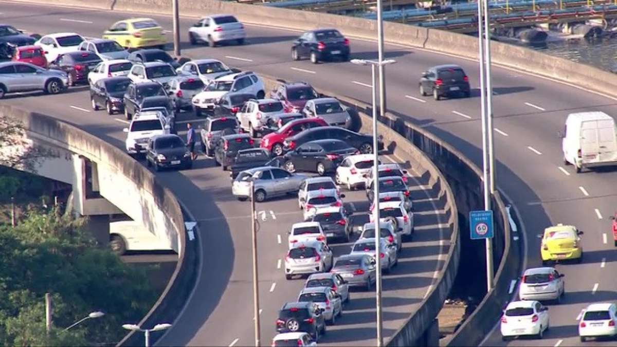 Motoristas pararam o trânsito e voltaram na contramão na Linha Amarela por conta de confrontos durante operação na CDD, na manhã desta quarta-feira 