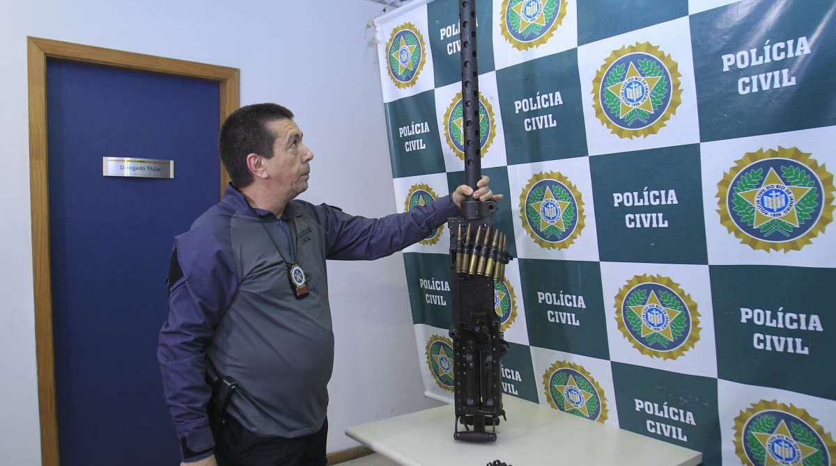 CANH&Atilde;O DO TR&Aacute;FICOPoliciais apreenderam em setembro, na Barra da Tijuca, uma metralhadora .50, 
com 1,70m de comprimento e 
38 quilos. Armamento &eacute; capaz de perfurar carros-forte e abater helic&oacute;pteros.