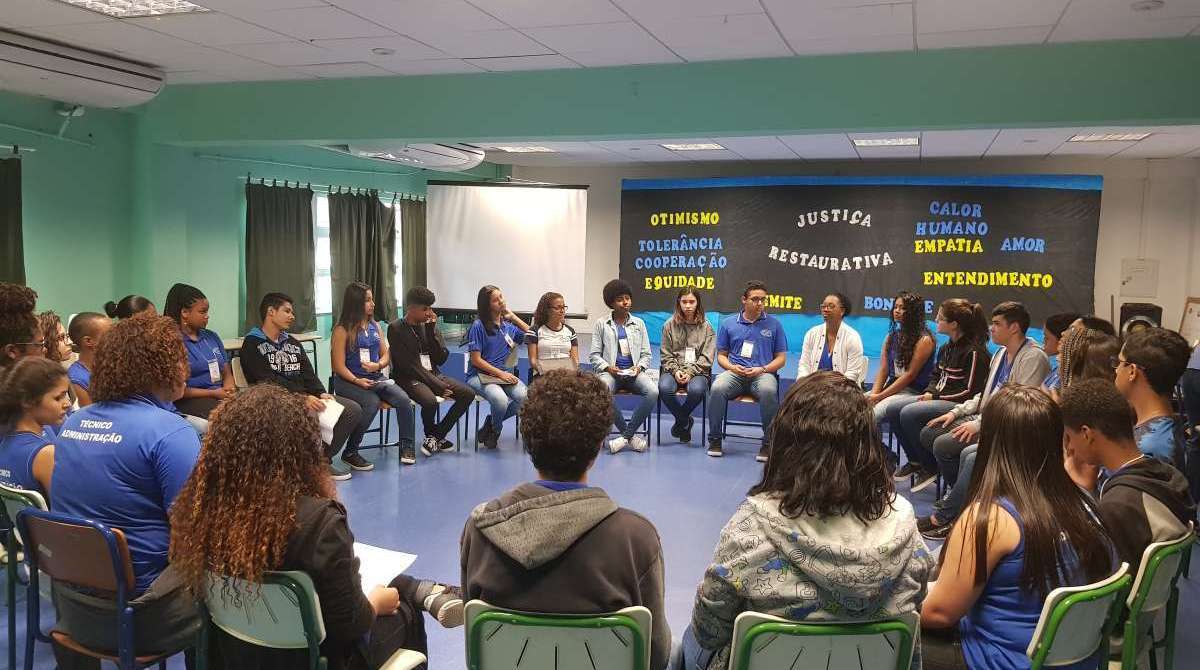 Mais de 200 gestores de colégios públicos de Santa Cruz estão sendo treinados para aplicar ferramentas que focam na escuta para lidar com situações de conflito no ambiente escolar