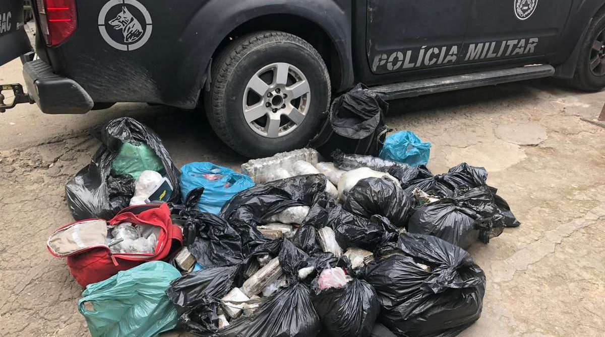 Drogas apreendidas pelo Batalhão de Ações com Cães durante operação no Jacarezinho