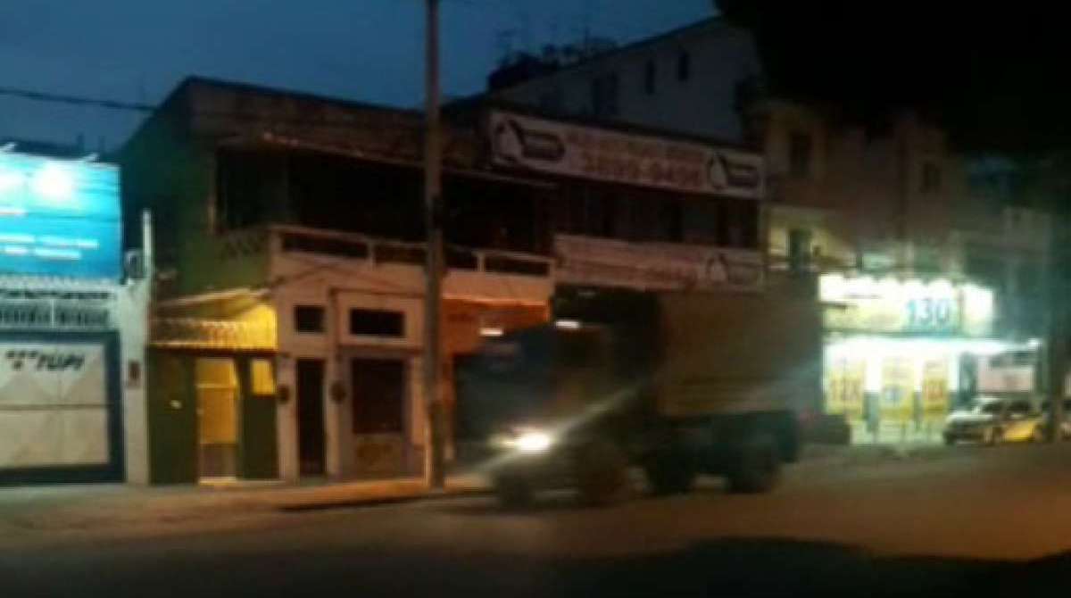 Militares chegaram à região com o céu ainda escuro