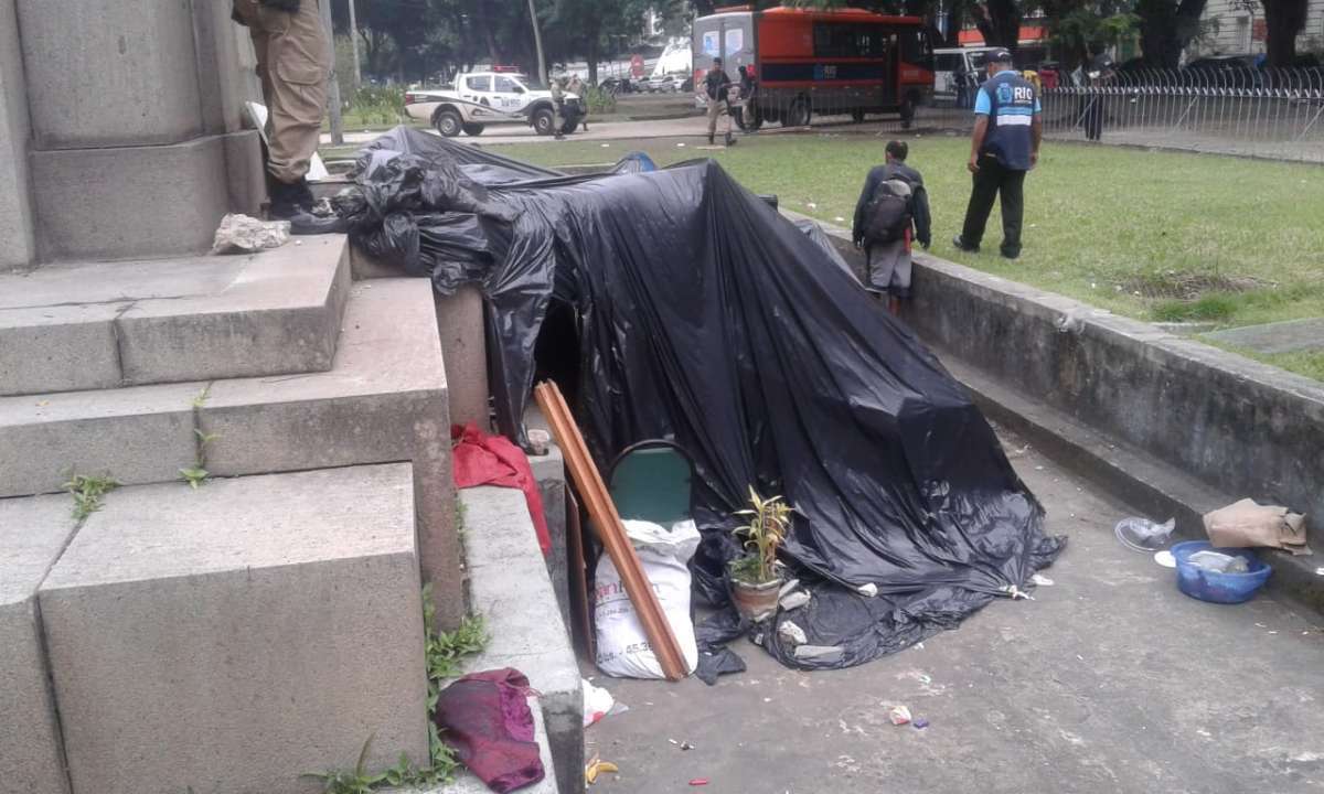 Estruturas que eram usadas como moradia pelos moradores de rua - Divulgação