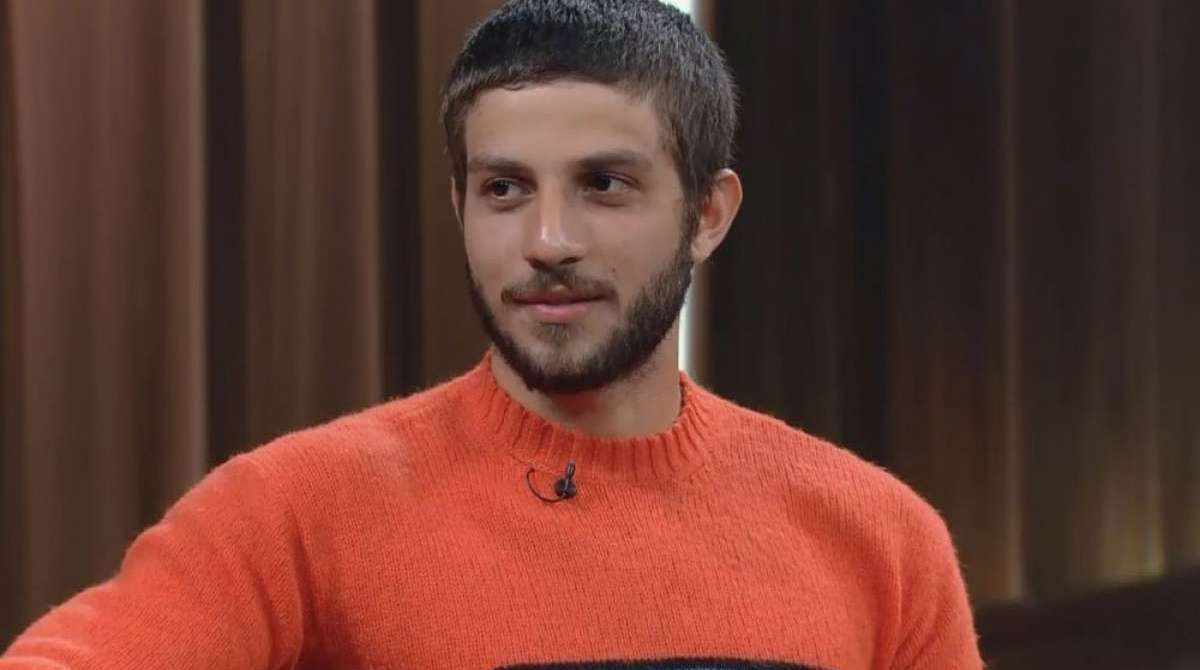 Chay Suede no 'Programa com Bial'