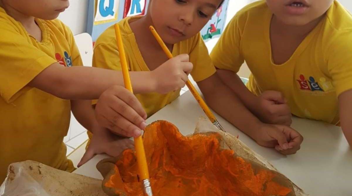 Especial - Em mem&oacute;ria do Museu Nacional. Crian&ccedil;as de escolas p&uacute;blicas e privadas de todo o estado do Rio exp&otilde;em seus sentimentos de tristeza e esperan&ccedil;a em rela&ccedil;&atilde;o ao inc&ecirc;ndio que destruiu o Museu Nacional. Alunos de escolas como a &Aacute;urea Pires da Gama, de Angra dos Reis, Meimei, Notre Dame e SER, do Rio, prestaram suas homenagens atrav&eacute;s de cartas, desenhos, poesias, maquetes, pain&eacute;is e fotos. O Museu Nacional j&aacute; recebeu milhares de homenagens desse tipo, criou uma campanha de afeto &agrave; institui&ccedil;&atilde;o e decidiu at&eacute; montar uma exposi&ccedil;&atilde;o posteriormente. No Facebook, foi criado o perfil #Museu Nacional Vive, que recebe tamb&eacute;m as homenagens. Foto - Divulga&ccedil;&atilde;o