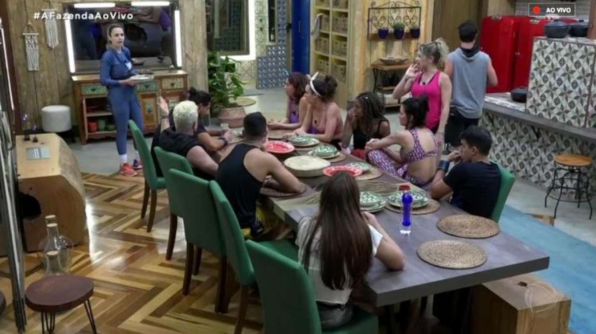 Ana Paula reclama das brincadeiras de Evandro Santo