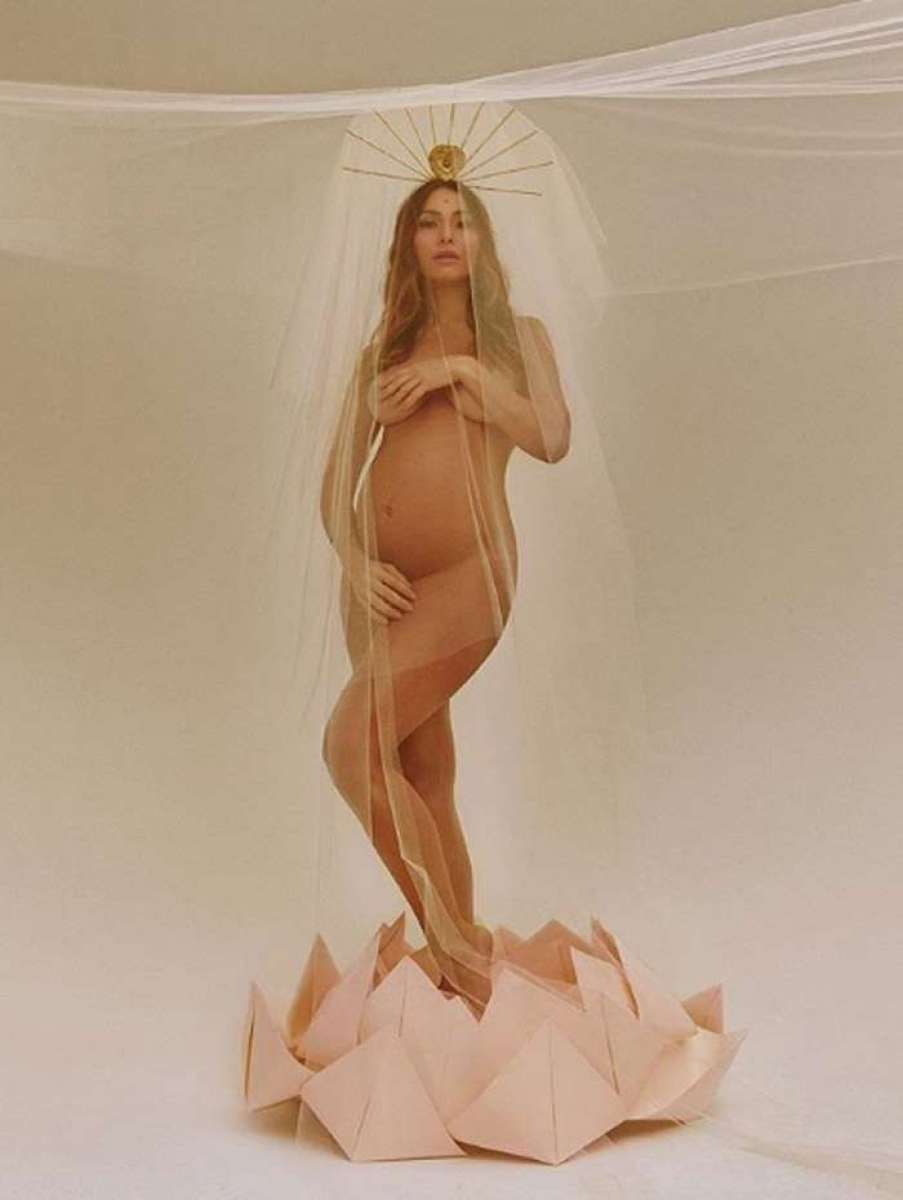 Sabrina Sato exibe seu barrigão de gravidez em ensaio fotográfico