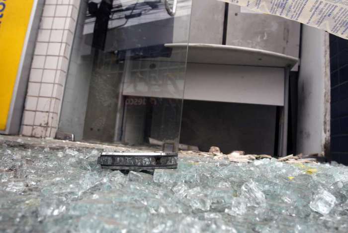 Bandidos explodiram Banco do Brasil no Centro de São João de Meriti 