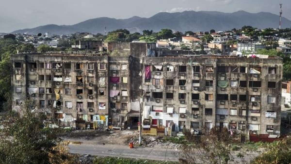 Comlurb fará limpeza das vias após implosão de condomínio em Campo Grande