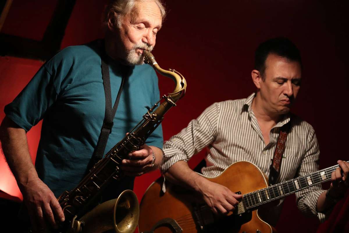 O saxofonista Hector Costita e o guitarrista Joseval Paes fazem show neste s&aacute;bado, no Beco das Garrafas, em Copacabana