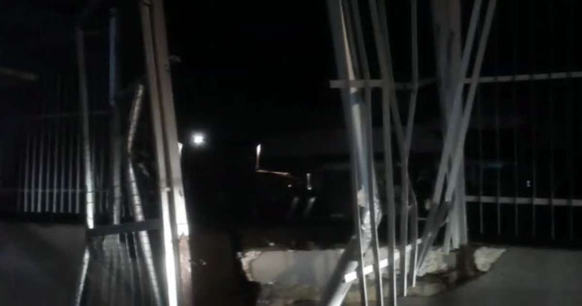 Frente do supermercado em São Gonçalo ficou bastante danificada