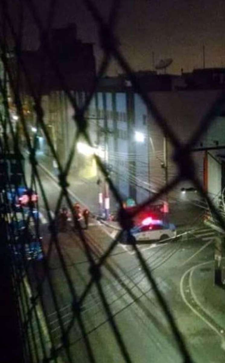 Frente do supermercado em São Gonçalo ficou bastante danificada